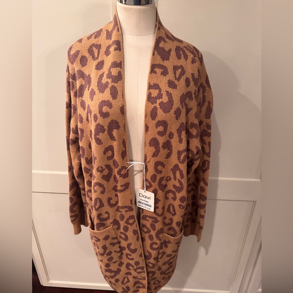 Davi & Dani Brown Leopard Print Women's Sweater